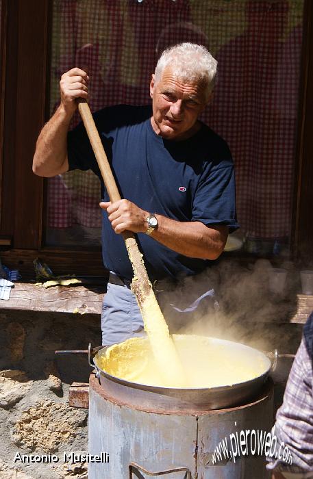 22 Anche la polenta è quasi pronta.jpg